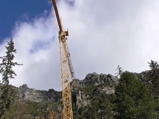 Turistov pri Zamkovského chate čakalo prekvapenie - stavebný žeriav