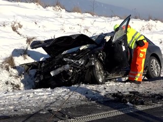 Tragická nehoda na Turci: Vodič prešiel náhle do protismeru a nasledovala čelná zrážka