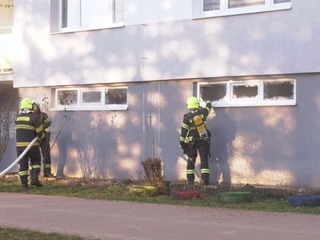 Hustý dym uväznil ľudí v paneláku. Hasiči museli rozbiť dvere