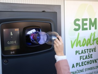 Zálohovací systém PET fliaš spustený. Majitelia menších potravín majú obavy