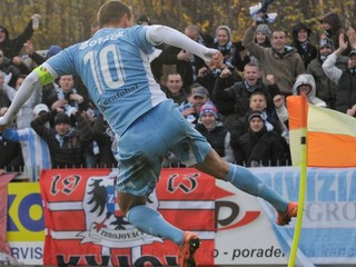 Slovan vyhral na kopaniciach, Košice doma opäť suverénne