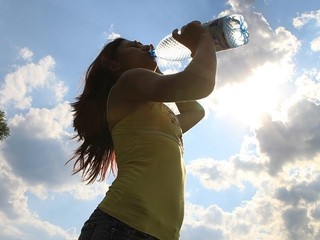 Bonboniéra plná vody. Obsahuje polovicu denného príjmu tekutín