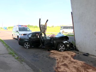 Zdemolované auto a šofér v kritickom stave: Z auta ho museli vytiahnuť cez strechu