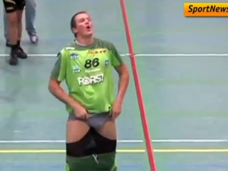 Talian pobozkal súpera, zakrátko sa zbieral z palubovky