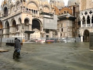 Búrka v Taliansku si vyžiadala 8 mŕtvych, zaplavilo aj Benátky