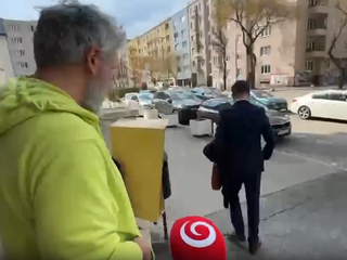 Muž, ktorý zastrelil psíčkara pri Štefánikovej mohyle, mieri na slobodu. Sudca mu väzbu nahradil náramkom