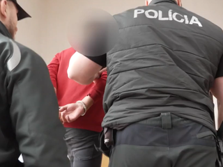 Mladík s nožom útočil v predajni: Súd ho poslal do väzby, no otec žiada liečbu