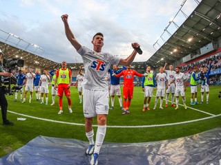 Lech oslavuje titul, trinásťnásobný šampión vypadol