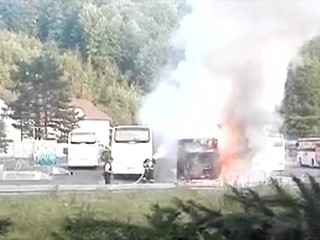 Požiar autobusu. Hasiči na plemene nestačili