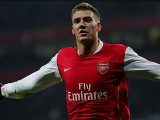 Opitý Bendtner si stiahol nohavice, taxikára vyzval na súlož