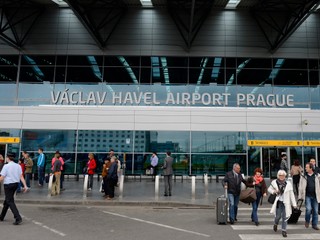 Rušné dopoludnie v Prahe: Z letiska museli evakuovať stovky cestujúcich