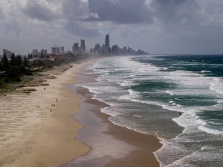 Po výdatných dažďoch v Austrálii vyplavilo more na breh desivé mŕtve tvory