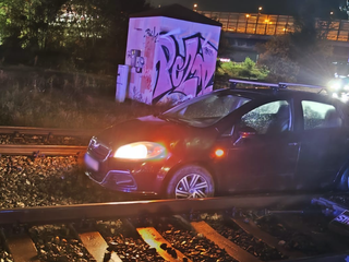 Namiesto vlaku bolo na koľajniciach auto: Opitý vodič sa zakliesnil na priecestí