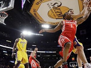 Lakers s treťou prehrou v sezóne, obhajca doma podľahol Houstonu