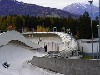 Bariéra uprostred dráhy. Sánkar na tréningu pred ZOH takmer prišiel o nohu