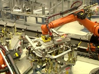 Do roku 2022 budú musieť preškoliť viac ako polovicu zamestnancov automobiliek