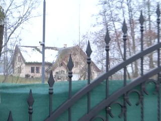 Muž, ktorý napadol manželku a vinu chcel zvaliť na leva, čelí novému obvineniu