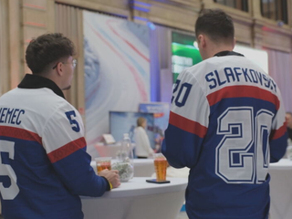 Deň D pre Slovákov: Hokejové štvrťfinále aj slalom Vlhovej v Slovenskom dome
