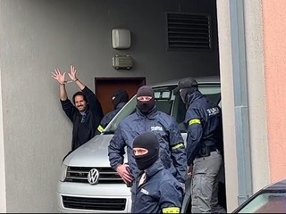 Eskorta priviezla Kaliňáka na súd. S úsmevom zamával do kamery, odpovedal na otázky TV JOJ