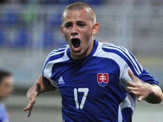 Weiss ide k "The Trotters" do Boltonu