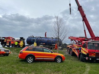 V blízkosti minerálnych zdrojov havaroval kamión s nebezpečnou chemikáliou