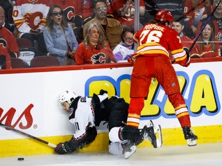 Pospíšil prispel asistenciou k výhre Calgary nad Arizonou 6:5