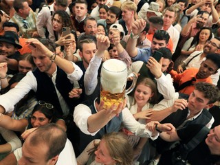 Oktoberfest v Mníchove odštartoval: Prvý sud narazený, pivo tečie prúdom!