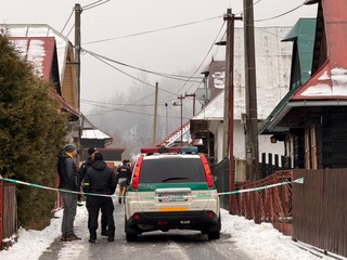 Tragický nález: Telo muža ležalo v krvi, mala byť pri ňom sekera. Jeho brat bol údajne agresívny