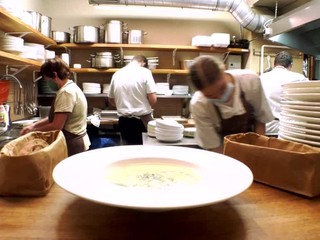 Gastro volá o pomoc a tvrdí, že pomoc prichádza pomaly alebo neskoro