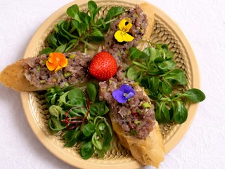 Tuniakový tatarák s jahodami