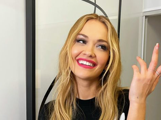Rita Ora si zabudla dať podprsenku: Blysla sa svojím prsníkom