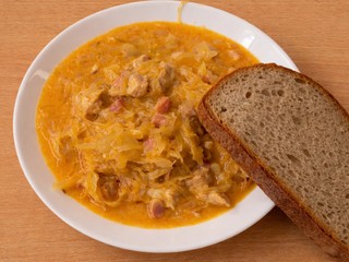 Segedínsky guláš s chlebom alebo knedľou