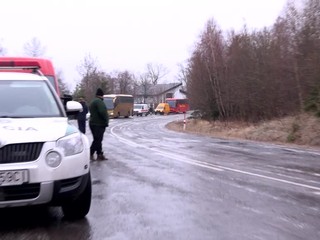 Kruté ľady v Tatrách. Autá sa šmýkali, šoféri boli bezradní