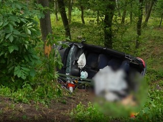Pri nehode auta v lese zahynula matka. Syna previezli vrtuľníkom do nemocnice