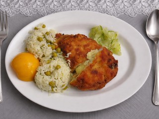 Kurací Gordon Blue, ryža s hráškom