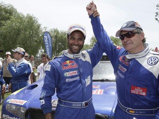 Sainzov premiérový triumf na Rely Dakar, úspech Svitka letí do sveta