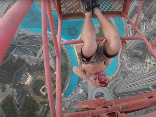 Schoval sa pred stavebnými robotníkmi: Vyliezol na 400 metrov vysoký žeriav a zavesil sa dolu hlavou