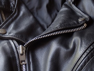 Máte tiež v skrini koženú motorkársku bundu? TOTO je jej príbeh!