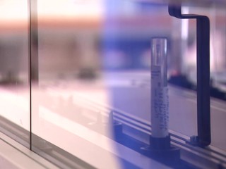 Odborníci upozorňujú: Chráňte sa, aj keď máte proti koronavírusu protilátky