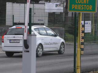 Colník čelí obvineniu z podplácania. Hrozia mu tri roky väzenia