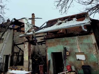 Pred Vianocami im dom zachvátili plamene. Pomohli dobrí ľudia