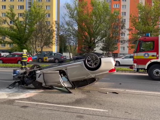 VIDEO: Šialená jazda v Petržalke skončila desiatkou poškodených áut