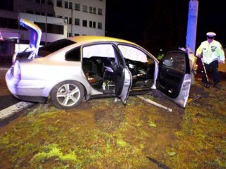 Vo Zvolene sa v noci naháňali policajti s autom. Po náraze do lampy ušiel