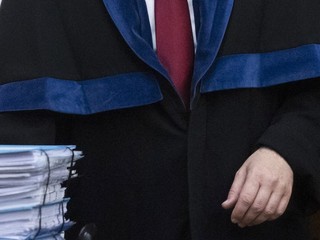 Muž, ktorý podľa obvinenia uniesol a držal v chatke 12-ročného chlapca, prestal na súde vypovedať