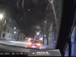 Policajná hliadka odprevadila rodiacu mamičku do nemocnice. Hláška policajta pobavila ľudí