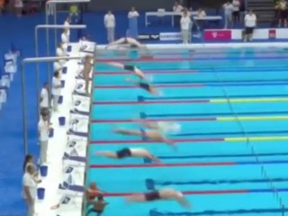 Namiesto toho, aby skočil do vody, uctil si minútou ticha krajanov