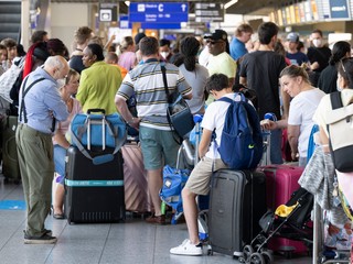 Bruselské letisko kvôli kybernetickému útoku zrušilo polovicu nedeľňajších odletov