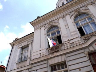 Horúčavy a kolaps na súde. Sudca rozhodol o vzatí do väzby 4 obvinených