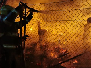 FOTO: Chatka zhorela do tla. Hasiči našli v jej troskách mŕtve telo