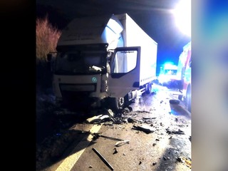 Pri zrážke auta s nákladiakom prišla o život 45-ročná žena